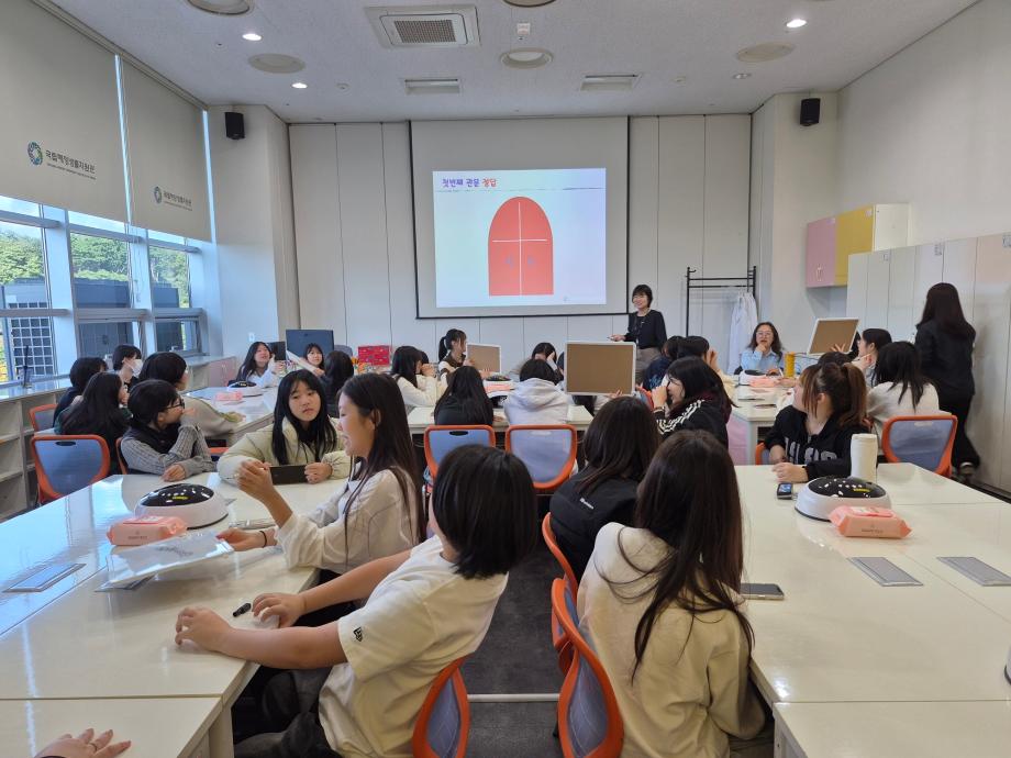 20251101 [해양생물이 선물한 바다빛깔]_옥천여중 이미지